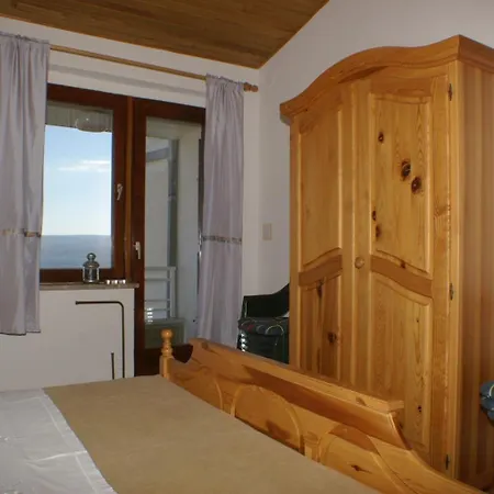 Apartman Apartments By The Sea Duce, Omis - 945 Duce